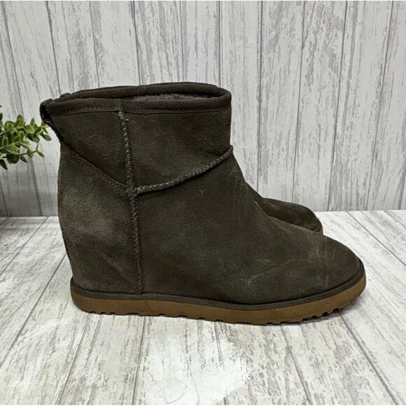 UGG Shoes - Womens Size 8 UGG Australia Classic Mini Gray Suede Shearling Lined Bootie